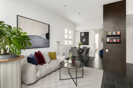 Architectural Brilliance Bathed in Light - Photo 2