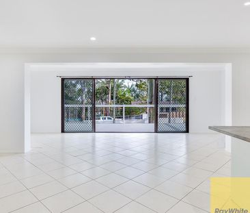 SPACIOUS FAMILY HOME WITH LARGE ENTERTAINER'S DECK - Photo 2