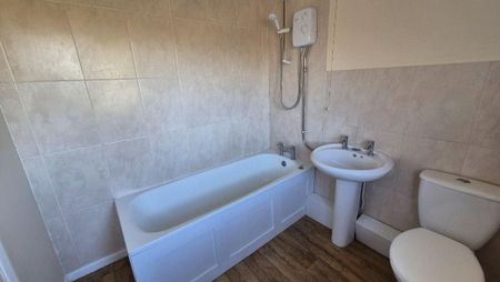 3 bedroom semi-detached house to rent - Photo 4