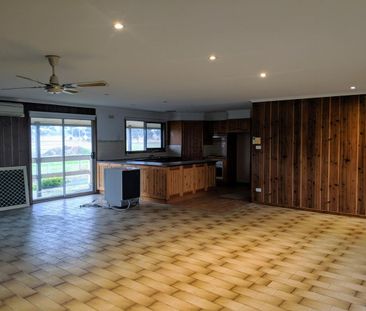 Beautiful Country Home - Photo 2