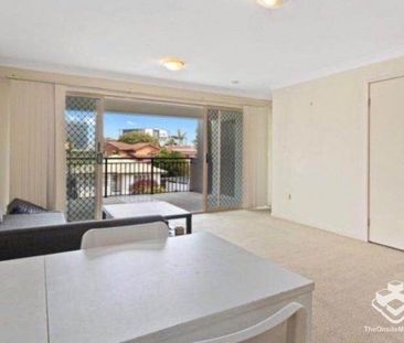 Spacious Three Bedroom Two Bath Apartment Living in Garden City - Photo 6