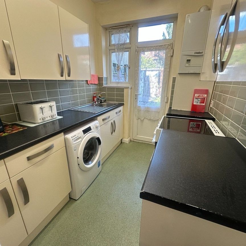 Room in a Shared House, Fieldend Road, SW16 - Photo 1