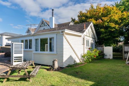Cute Cottage! - Photo 2