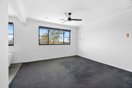 Stunning Modern 6 Bedroom Home in Coomera Waters with Pool - Photo 5