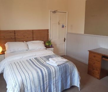6 bedroom, 1 en-suite house *parking* - Photo 2