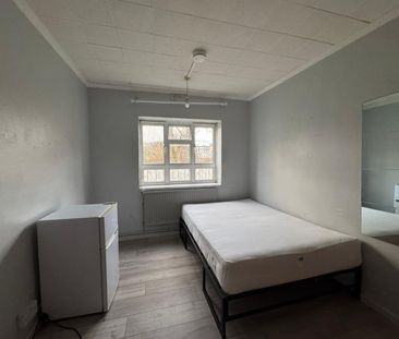 4 Bed Flat, Martindale House, E14 - Photo 3