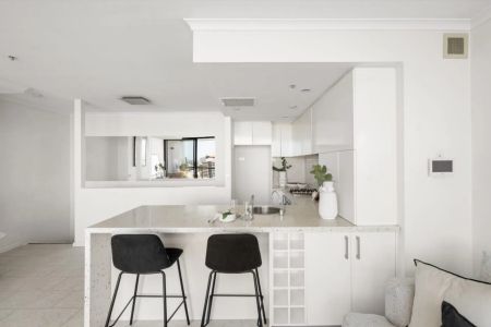 Inner-City Sub-Penthouse with Sweeping District Views - Photo 3