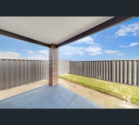 31 Cyad Way, Manor Lakes, Vic 3024 - Photo 2