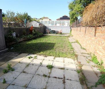 3 bedroom end of terrace house to rent - Photo 2