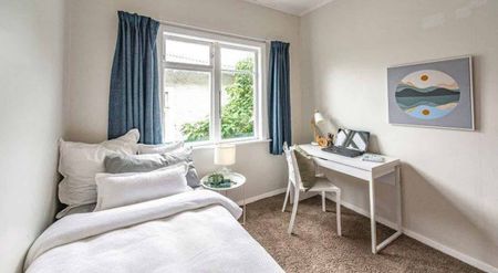 Renovated three-bedroom home - Photo 4