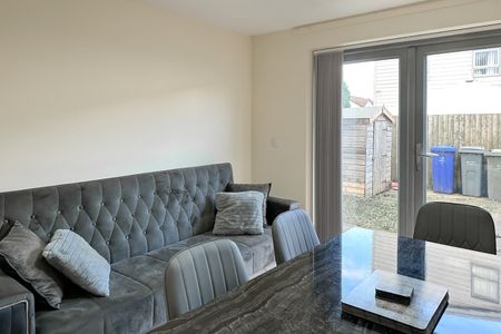 Room in a Shared House, Ashton Old Road, M11 - Photo 2