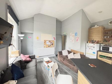 4 bedroom flat to rent - Photo 2