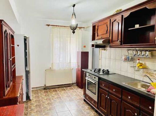 Apartament cu 4 camere, 91 mp, decomandat, garaj, zona BRD Central - Fotografie 1