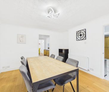 4 bedroom House in Oaktree Way, Sandhurst - Photo 3