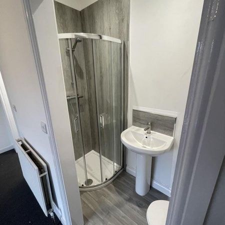 1 bedroom in a house share to rent - Photo 3