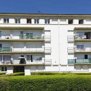 Appartement de type 5 situé au 4ème étage sans ascenseur, comprenant 3 chambres, un séjour et un salon, secteur Etion. - Photo 2