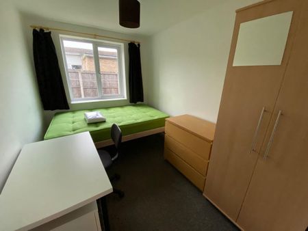 5 bedroom detached house to rent - Photo 3