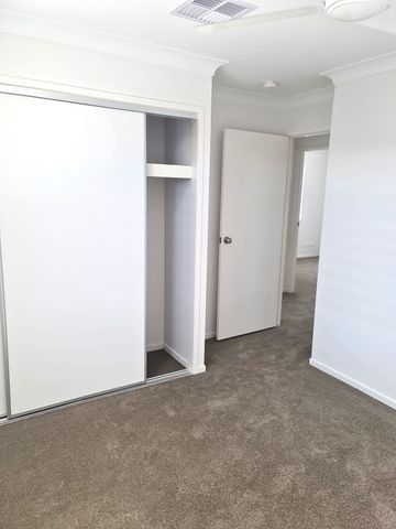 Avail 16/04/26-DUCTED AIR-4 BEDROOM- 2 BATHROOM TOWNHOUSE IN GREAT LOCATION - Photo 4