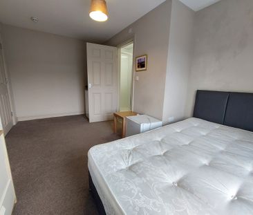 Large en-suite room in friendly, central house share - Photo 3