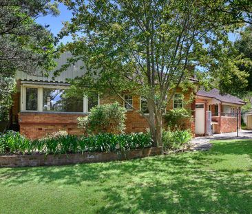 LARGE, NEAR LEVEL GARDENS - 1,189 SQUARE METRES - Photo 6