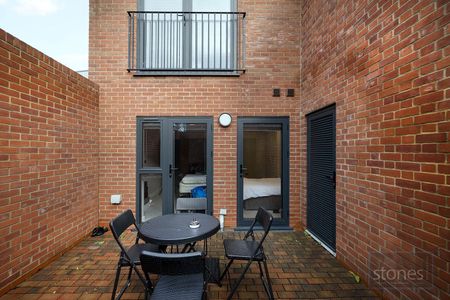 Elm Park, Stanmore - Photo 3