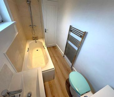 4 bedroom end of terrace house to rent - Photo 6