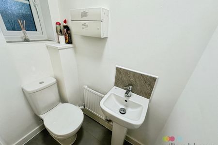 Austacre Way, LINCOLN - Photo 2