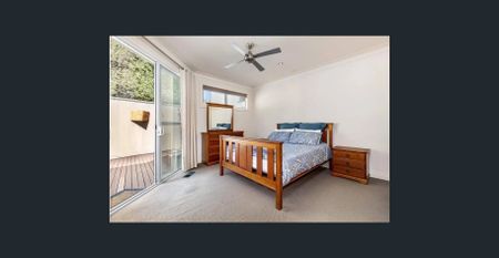 Prime location with Harbour views. - Photo 2