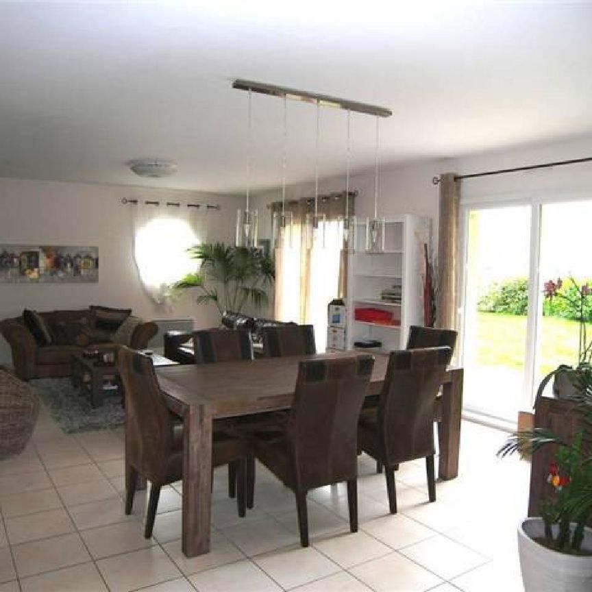 Grande maison de 2007 comprenant : entrée, cuisine aménagée et équipée, salon-séjour, une chamb... - Photo 1