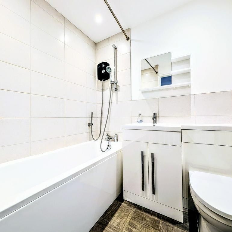 2 bedroom end of terrace house to rent - Photo 1