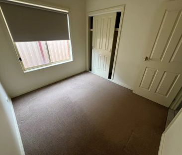 “Classic 3Br Home in Sunshine!” - Photo 2
