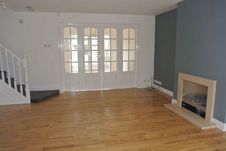 4 bedroom end of terrace house to rent - Photo 2