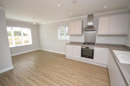 4 bedroom detached house to rent - Photo 2