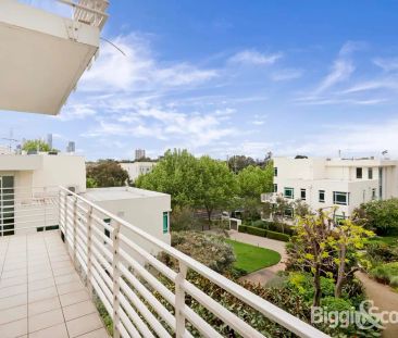 “Light Filled Corner Retreat with Garden View” - Photo 2