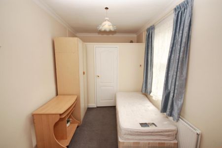 4 bedroom terraced house to rent - Photo 2