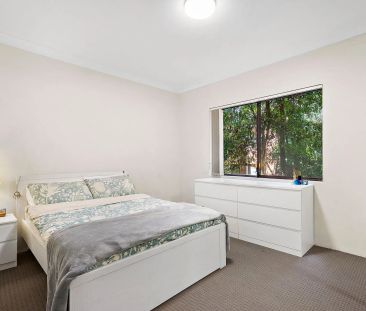 2 BEDROOM GEM IN THE HEART OF PARRAMATTA! GREAT VALUE! - Photo 2