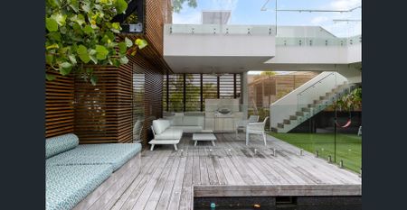 Executive Coastal Retreat – Luxury Rental with Panoramic Ocean Views - Photo 3