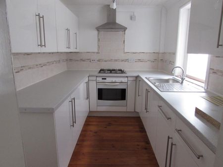 2 bedroom end of terrace house to rent - Photo 3