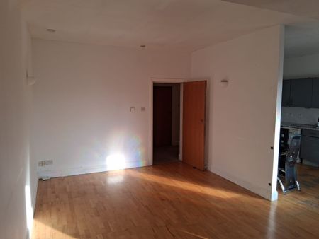 2 Bed Flat, Burnt Ash Hill, SE12 - Photo 2