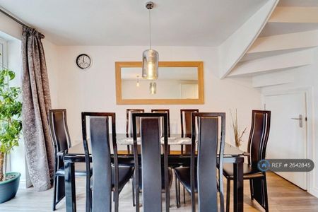 3 bedroom semi-detached house to rent - Photo 5