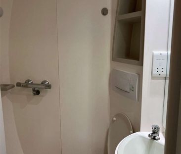 Twin room with en-suite bathroom, shared kitchen and amenities in a highly regarded student accommodation, situated off Trafalgar Square. All bills included. Furnished. 24/7 security. - Photo 1