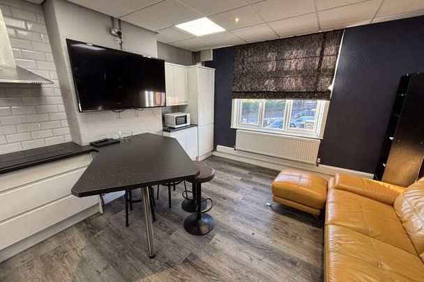 High Street - Photo 1