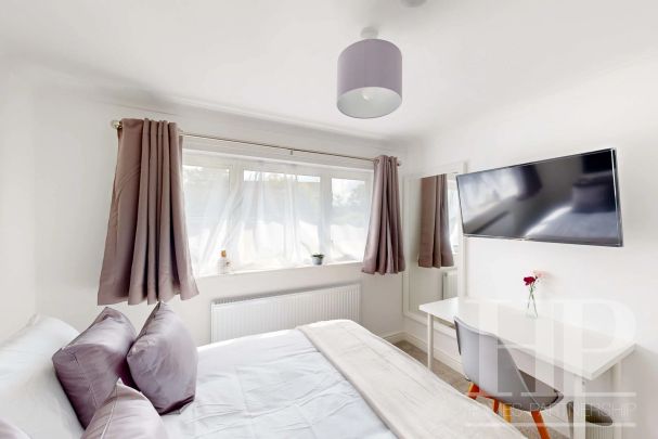 Craigans, Crawley, RH11 - Photo 1