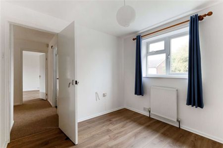 Modernised four bedroom detached family home in superb location approximately 0.4 miles to Harpenden town centre and station. - Photo 5