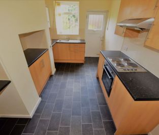 3 bedroom Flat in Otley Road, Leeds - Photo 2