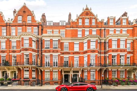 A stunning first and second floor duplex apartment situated in a prestigious Mayfair street. - Photo 2