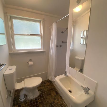 Bedsitter Available in Lansdowne Street - Photo 3