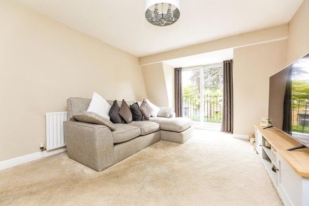 Lombard Close - Photo 1