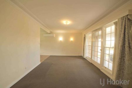 BRICK VENEER SPACIOUS HOME CLOSE TO CBD - Photo 3