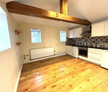 Mews house to rent on - Photo 5